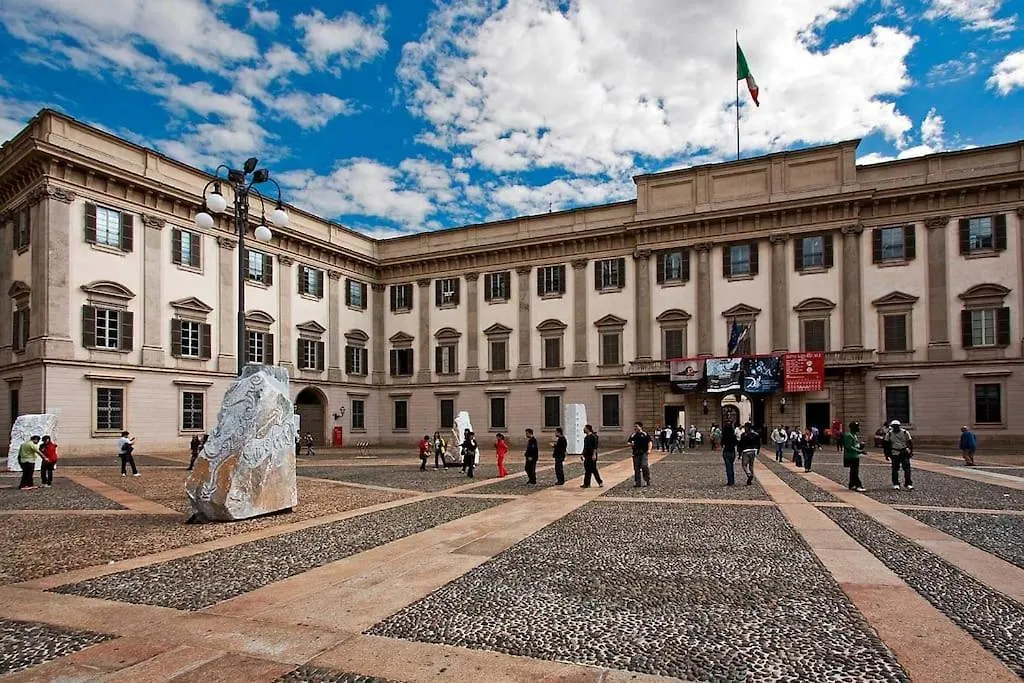 Duomo-San Babila-Tribunale Wifi-Netflix Milan 0*,  Italy